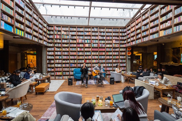 Quán cà phê trang trí ba tấn sách ở Hà Nội